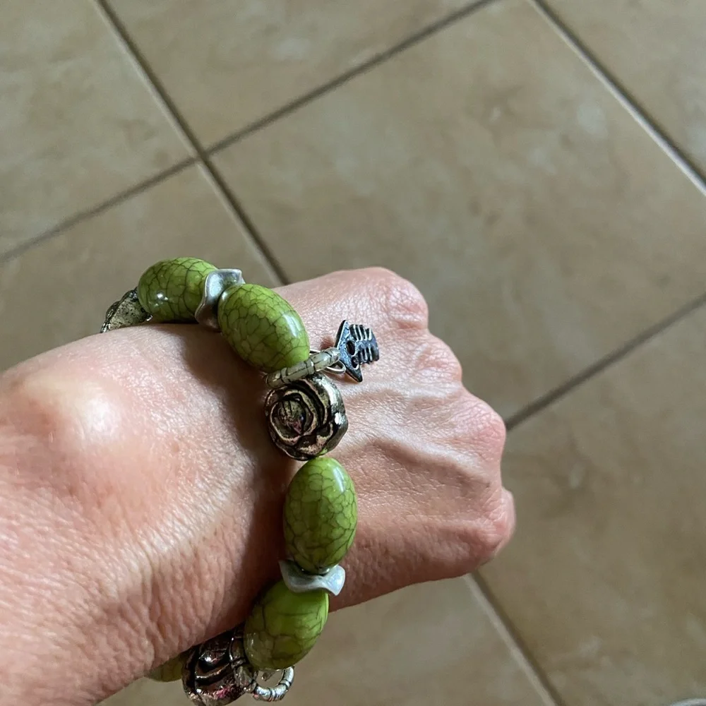 Green Roses,Butterflies,stretchable braclet - Picture 5 of 6